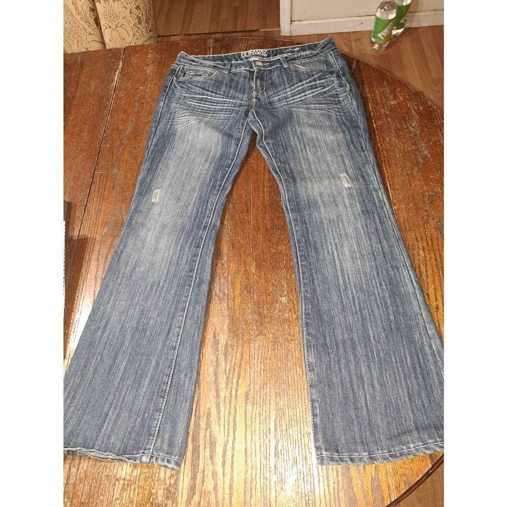 Size 8 Short Refuge Runway Everyday Boot Distressed Denim Boot Cut Blue Jeans